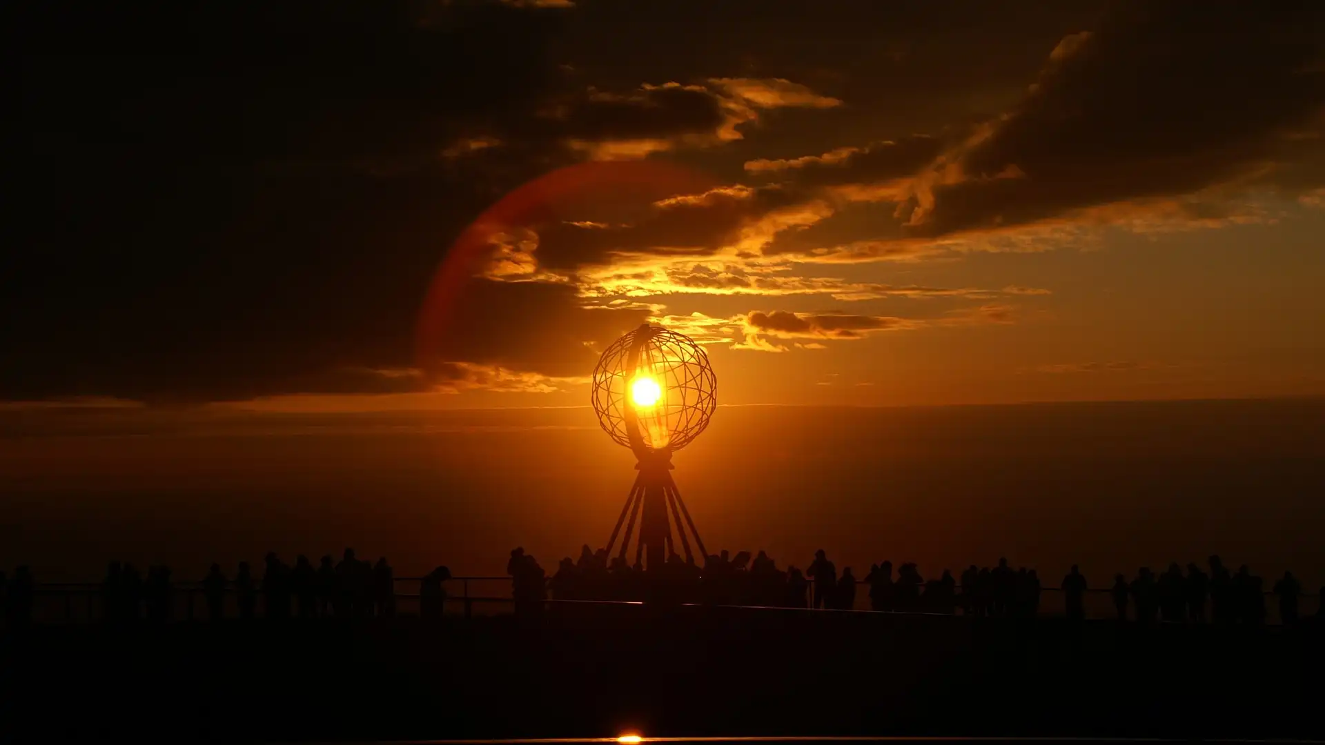 Soleil de minuit dans le globe du cap Nord
